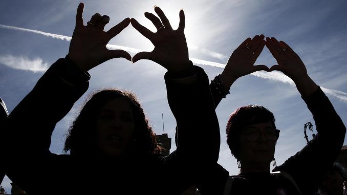 Imagen de archivo de un momento de una concentración en Pamplona contra la violencia social, legal, sexual, política, moral y verbal que sufren las mujeres en todo el mundo. EFE/Diges.