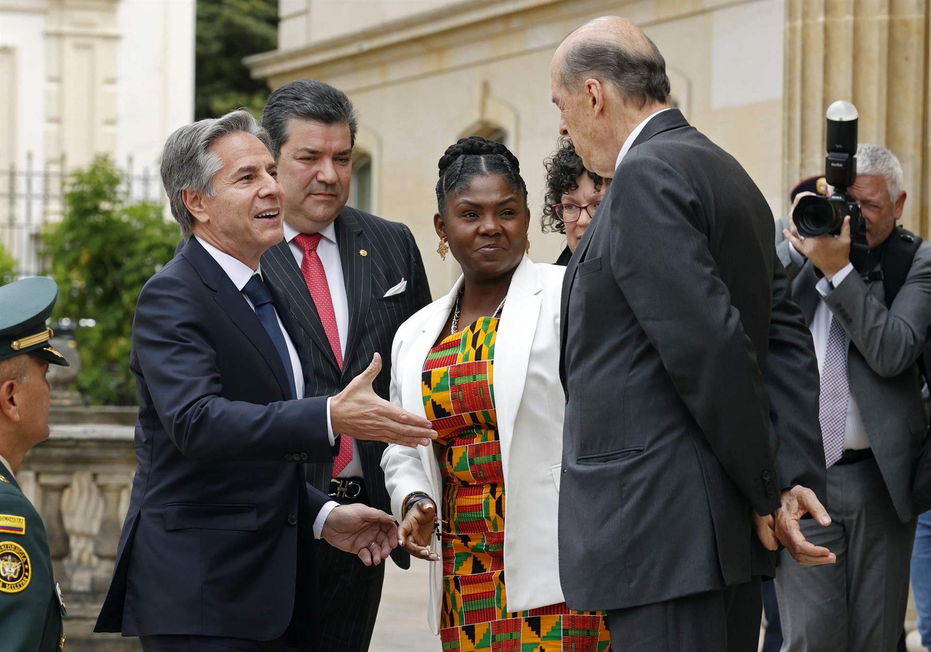 La vicepresidenta de Colombia Francia Márquez junto al canciller Álvaro Leyva (d) reciben al secretario de Estado de Estados Unidos, Antony Blinken (i), durante su llegada a la Casa de Nariño en Bogotá (Colombia).  EFE/ Mauricio Dueñas Castañeda
