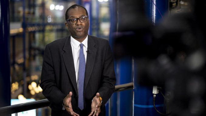 El ministro de Hacienda de Gran Bretaña, Kwasi Kwarteng, concede una entrevista en la Conferencia del Partido Conservador en Birmingham (Reino Unido) el 3 de octubre. EFE/EPA/TOLGA AKMEN
