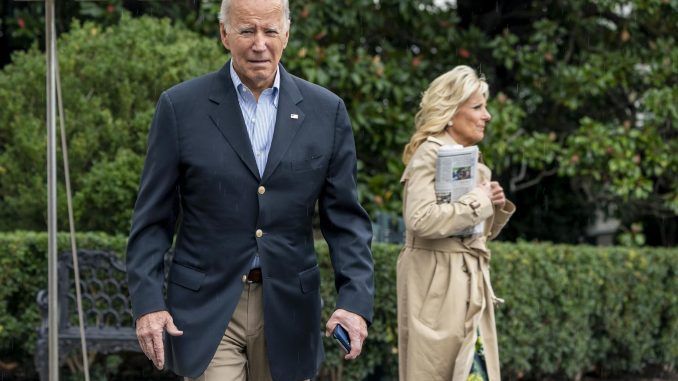 El presidente de EE.UU., Joe Biden, y su esposa, Jill Biden, salen de la Casa Blanca para visitar Puerto Rico, este 3 de octubre de 2022. EFE/Shawn Thew
