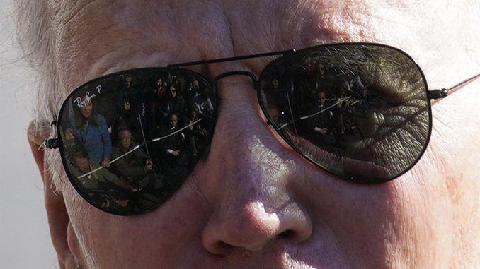 Miembros de los medios de comunicación se reflejan en las gafas de sol del presidente estadounidense Joe Biden antes de su partida a Poughkeepsie, Nueva York. EFE/EPA/Yuri Gripas/ABACA/PISCINA
