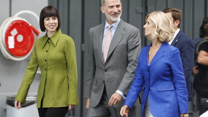 El Rey Felipe VI (c) conversa con la ministra de Ciencia, Diana Morant (i) y la presidenta de Cotec, Cristina Garmendia (d) a su llegada al centro de convenciones La Nave en Madrid este viernes donde se presenta el Anuario 2022 del Informe Cotec. EFE/ Javier Lizón
