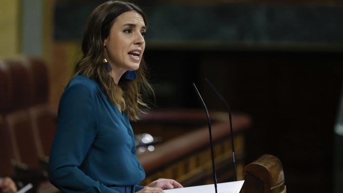 La ministra de Igualdad, Irene Montero, al inicio del pleno del Congreso que debate este jueves el Proyecto de Ley para la igualdad real y efectiva de las personas trans y para la garantía de los derechos de las personas LGTBI, entre otros asuntos. EFE/Chema Moya
