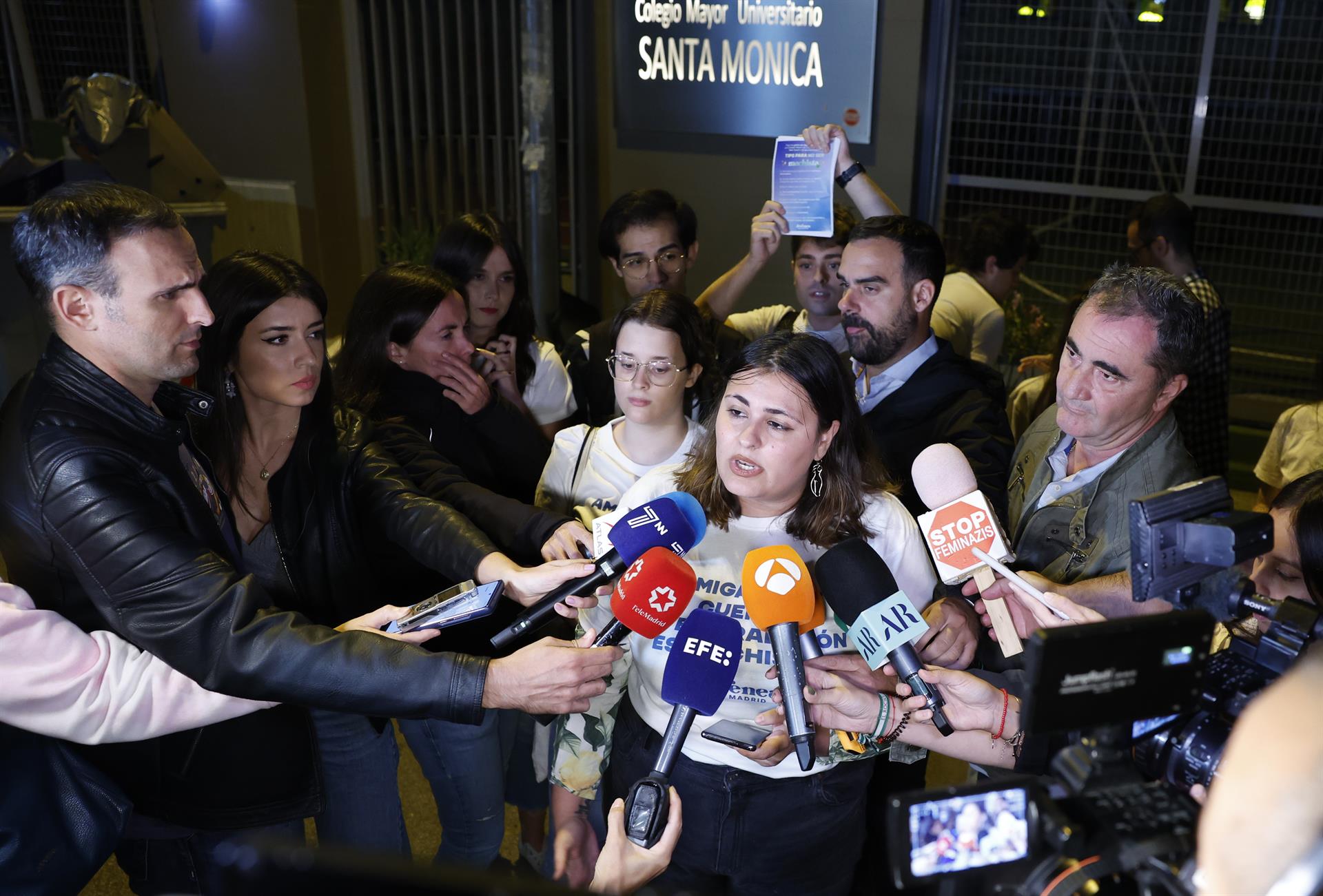 Paula Estaca, de Más Madrid, durante la concentración celebrada en la noche de este jueves frente al Colegio Mayor Elías Ahúa, en Madrid, para protestar contra los cánticos machistas y los mensajes sexistas que los jóvenes del colegio dirigieron contra unas jóvenes de una residencia cercana. EFE/Juanjo Martín
