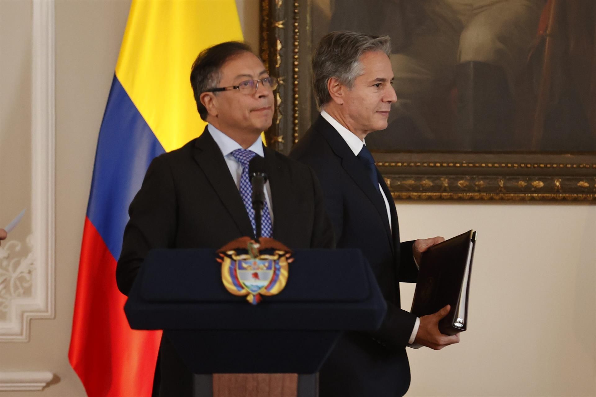 El presidente Gustavo Petro habla durante una rueda de prensa junto al secretario de Estado de Estados Unidos, Antony Blinken (atrás), hoy en la Casa de Nariño en Bogotá (Colombia).  EFE/Mauricio Dueñas Castañeda
