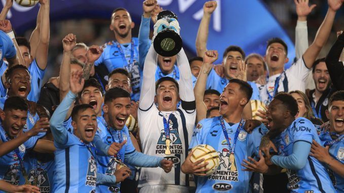 Jugadores del Pachuca celebran hoy con el trofeo de campeones del torneo Apertura 2022 de la Liga MX, en el estadio Hidalgo en Pachuca (México). EFE/David Martínez Pelcastre
