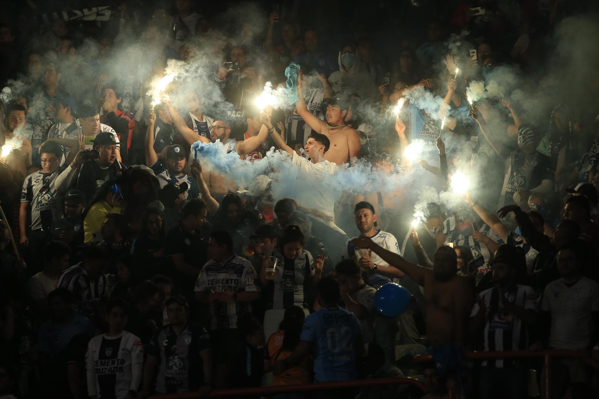 Hinchas del Pachuca celebran hoy el campeonato del torneo Apertura 2022 de la Liga MX, en el estadio Hidalgo en Pachuca (México). EFE/David Martínez Pelcastre
