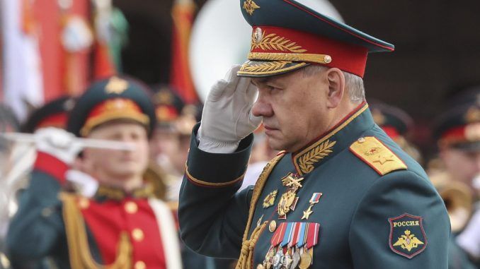 El ministro de Defensa ruso, Sergei Shoigu, saluda a los militares rusos durante el desfile militar del Día de la Victoria en la Plaza Roja de Moscú, el 9 de mayo de 2022. EFE/EPA/MAXIM SHIPENKOV
