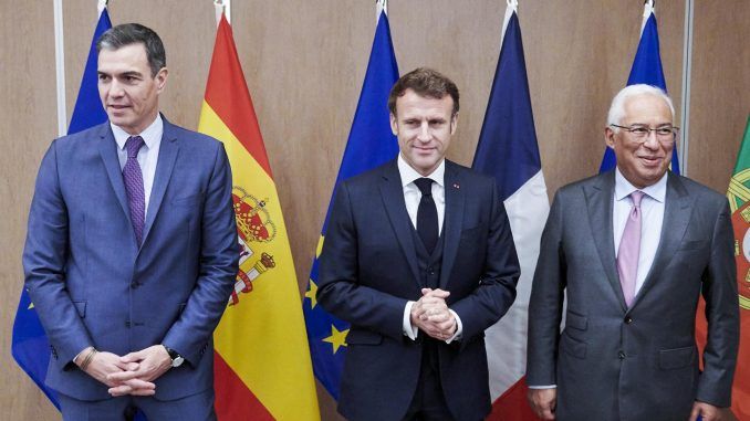 BRUSELAS (BÉLGICA), 20/10/2022.- El jefe del Gobierno español, Pedro Sánchez (i), el presidente galo, Emmanuel Macron (c), y el primer ministro portugués, António Costa, posan al inicio del encuentro celebrado este jueves en Bruselas para intentar convencer a Macron de que apoye la construcción del MidCat, la interconexión energética a través de los Pirineos. EFE/ Horst Wagner
