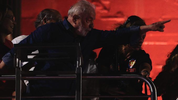 Luiz Inácio Lula da Silva es visto durante un acto con sus simpatizantes tras ganar la segunda ronda de las elecciones presidenciales, en la Avenida Paulista en Sao Paulo (Brasil). EFE/Ettore Chiereguini
