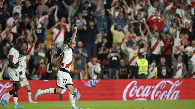 El centrocampista del Rayo Vallecano, Unai López, celebra el segundo gol del equipo madrileño durante el encuentro correspondiente a la séptima jornada de primera división que disputaron frente al Elche en el estadio de Vallecas, en Madrid. EFE / Juanjo Martín.
