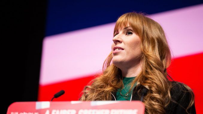 La número dos del Partido Laborista británico, Angela Rayner, se dirige a los asistentes a la conferencia del partido en Liverpool el pasado 25 de septiembre de 2022. EFE/EPA/ADAM VAUGHAN
