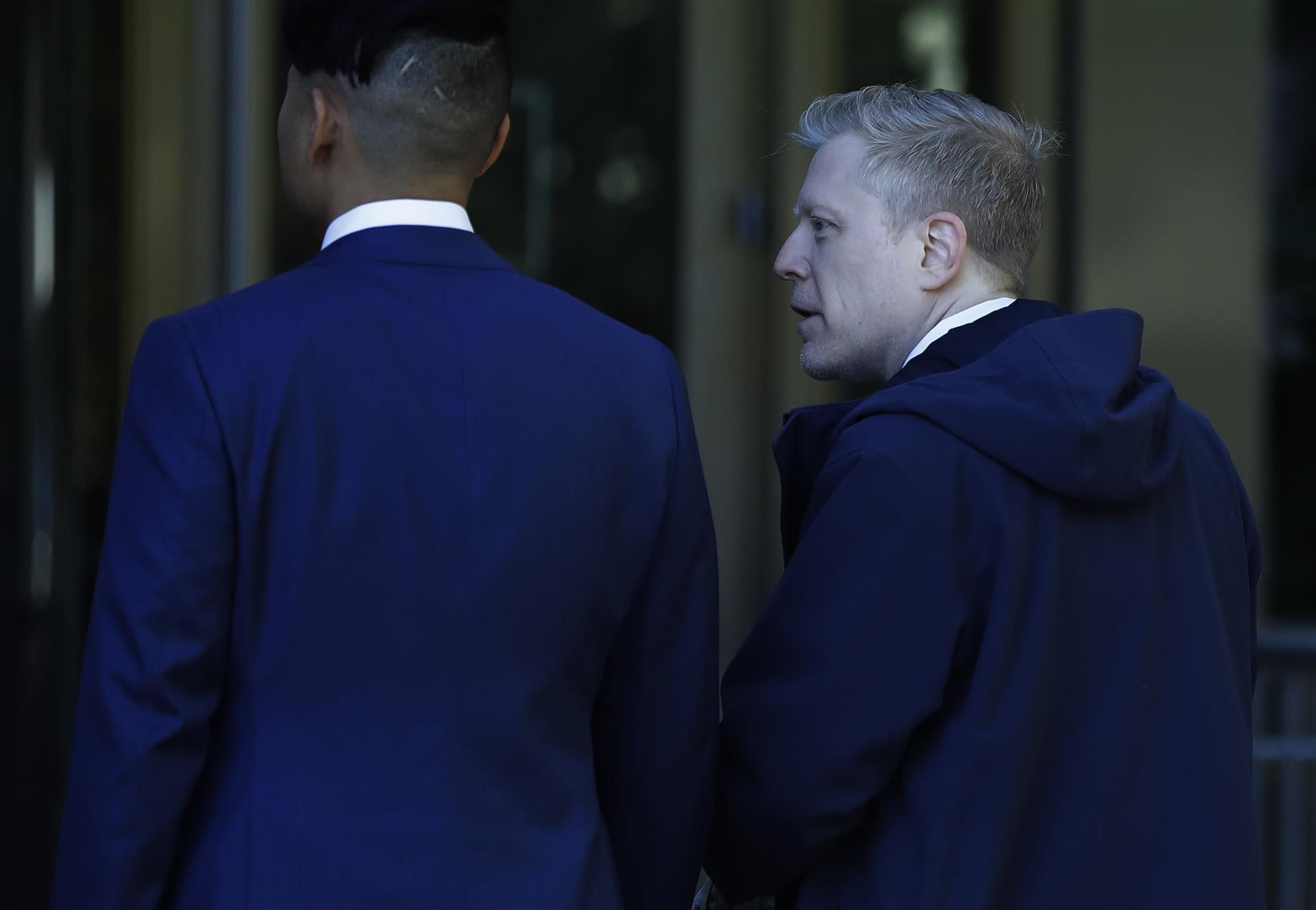 El actor estadounidense Anthony Rapp (d) llega a la corte federal en Nueva York. EFE/EPA/PETER FOLEY
