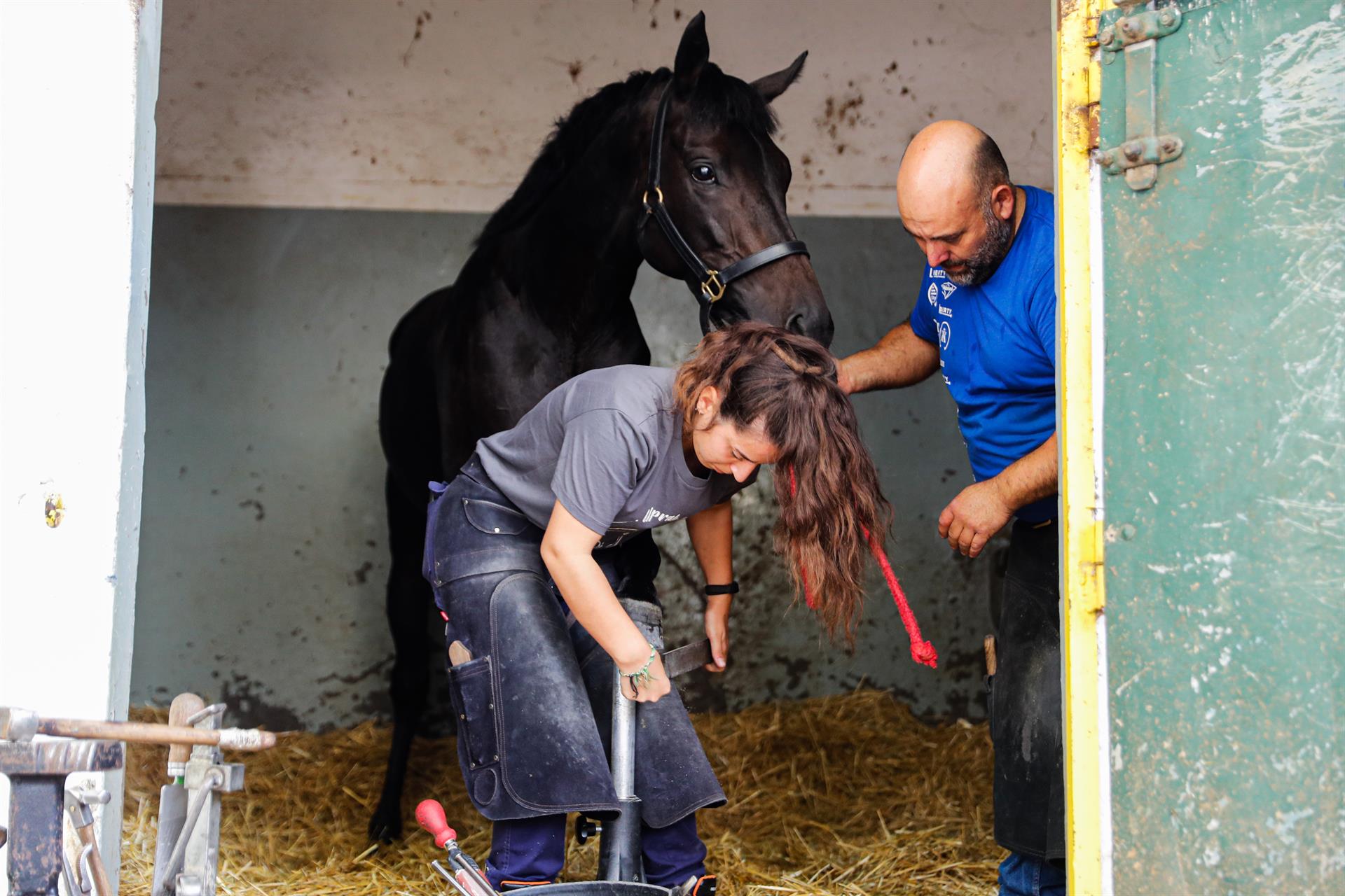 Nuria Vidal-Salmerón López, aprendiz de herradora en el Hipódromo de la Zarzuela.EFE/ Luis Millán
