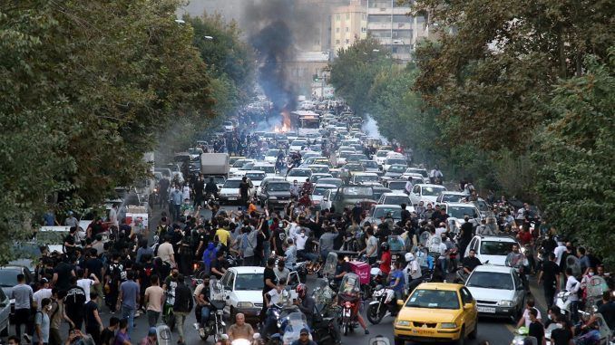 Choques de personas con la policía durante una protesta tras la muerte de Mahsa Amini en Teherá el 21 de septiembre de 2022. EFE/EPA/STR
