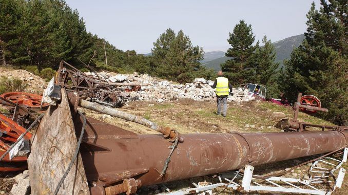 Fotografía facilitada por el Ministerio para la Transición Ecológica y el Reto Demográfico (Miteco), que trabaja en el desmantelamiento de remontes de esquí abandonados en el monte de Pinar de Valsaín y el monte Guarramillas, en entorno del Puerto de Navacerrada. EFE
