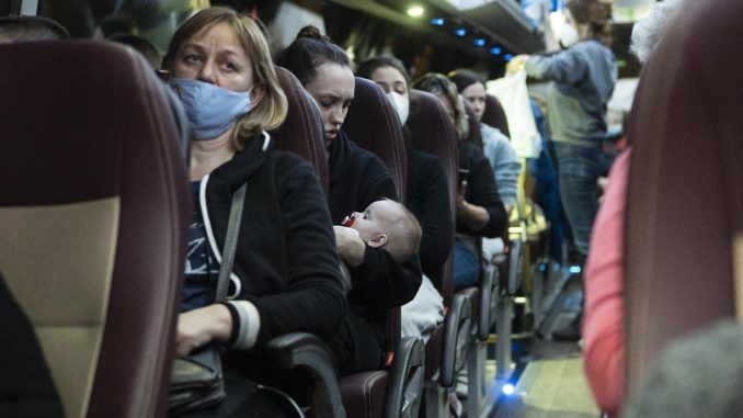 Imagen de archivo de un grupo de refugiados ucranianos de viaje a España desde Cracovia en un autobús fletado por Farmacéuticos Solidarios. EFE/Rodrigo Jiménez
