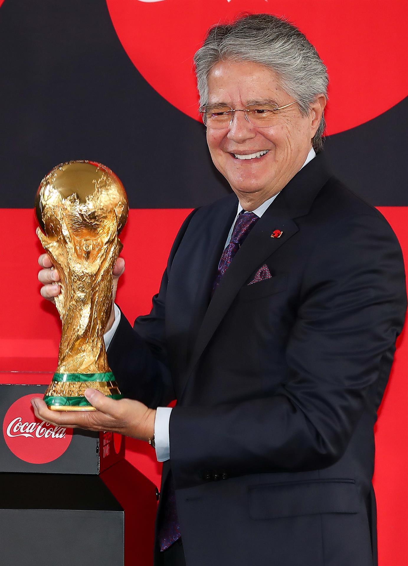 El presidente de Ecuador, Guillermo Lasso, posa con el trofeo de la Copa Mundo hoy, en el Palacio de Carondelet en Quito (Ecuador). EFE/José Jácome

