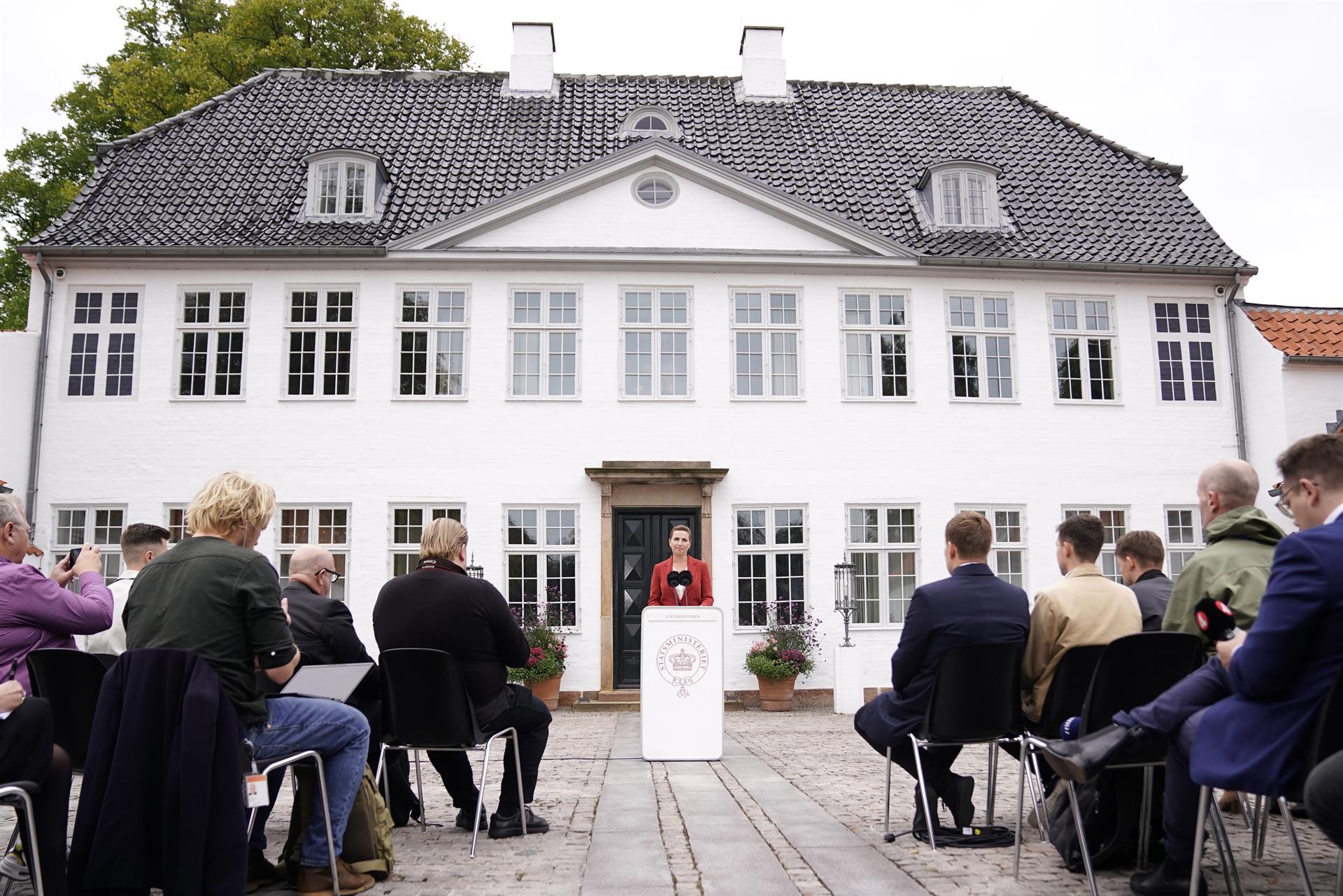 La primera ministra de Dinamarca, Mette Frederiksen, en una conferencia de prensa hoy en Copenhague.  Frederiksen convocó este miércoles elecciones generales anticipadas para el 1 de noviembre. EFE/EPA/Liselotte Sabroe DENMARK OUT
