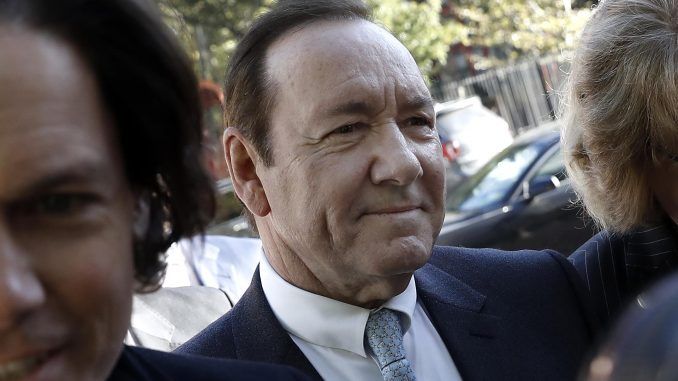 El actor estadounidense Kevin Spacey (c) llega a la Corte Federal en Nueva York. EFE/EPA/PETER FOLEY
