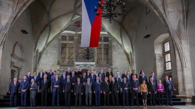 Foto de familia durante el Encuentro de la Comunidad Política Europea en Praga, República Checa, el 6 de octubre de 2022. EFE/EPA/FILIP SINGER
