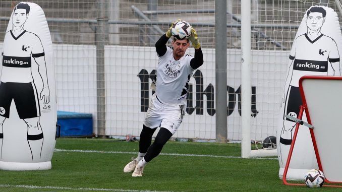 El portero belga del Real Madrid Thibaut Courtois atrapa el balón durante un entrenamiento del equipo en la ciudad deportiva del club en Valdebebas, Madrid en la víspera de su partido de LaLiga Santander contra el Sevilla. EFE/ Javier Lizón
