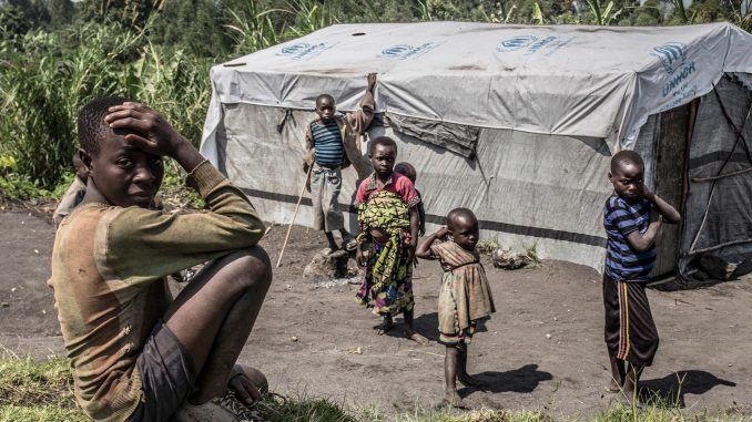 Imagen de archivo de varios niños de la República Democrática del Congo (RDC) junto a una tienda humanitaria de la Agencia de la ONU para los Refugiados (ACNUR). EFE/ Patricia Martínez
