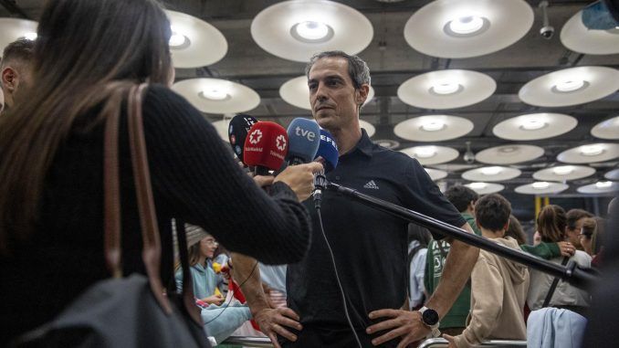 El seleccionador español de fútbol femenino sub17 atiende a la prensa a su llegada, junto a las jugadoras, al aeropuerto Adolfo Suárez Madrid-Barajas este lunes, tras proclamarse campeonas del mundo ayer en India. La selección española femenina logró su segundo Mundial sub-17 consecutivo tras vencer en la final a la selección de Colombia el pasado domingo. EFE/ Daniel González
