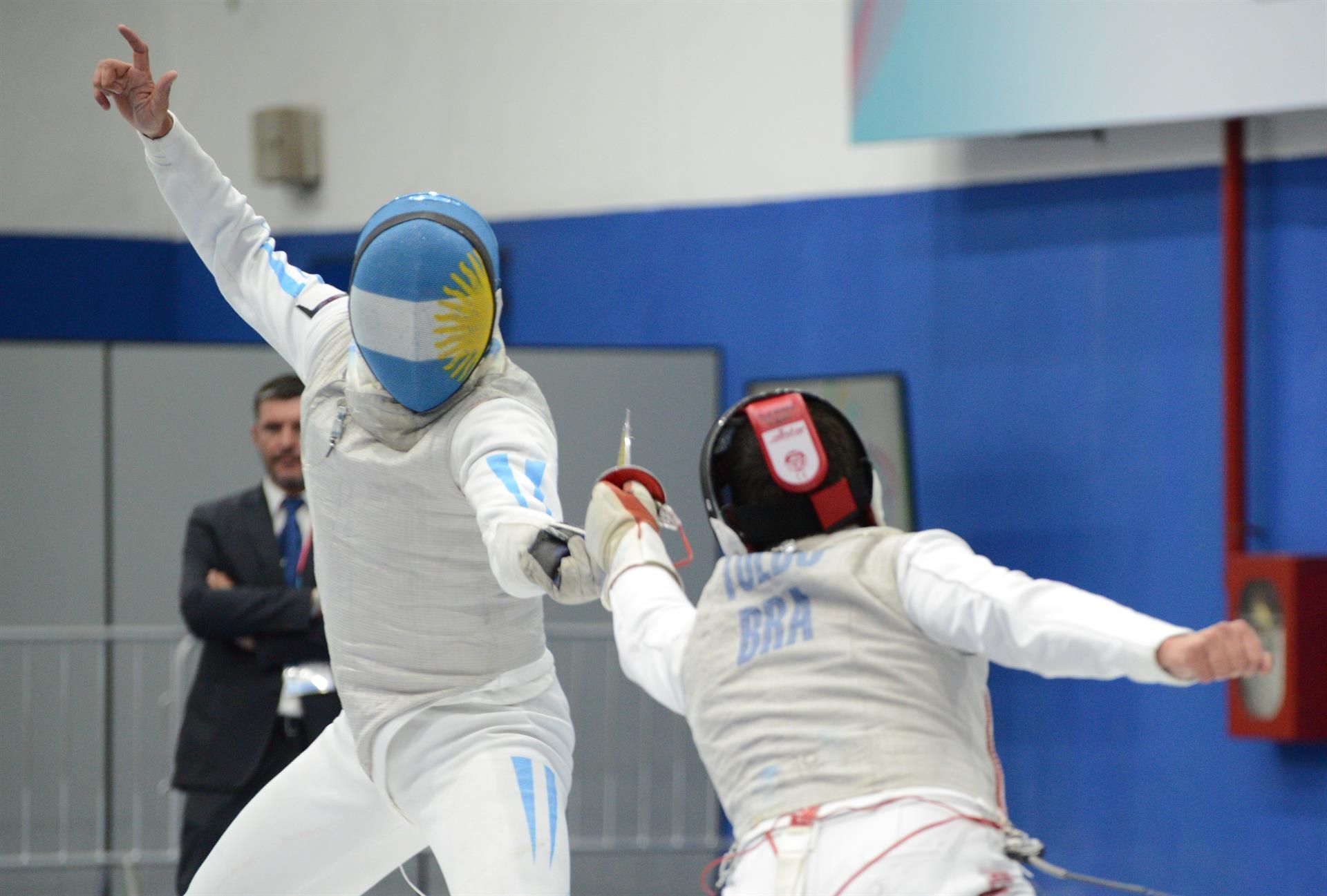 Augusto Antonio Servello de Argentina combate con Guilherme Amaral Toldo de Brasil hoy, en la final de florete individual masculina de la competencia de esgrima los Juegos Suramericanos 2022 en Asunción (Paraguay). EFE/Martin Crespo
