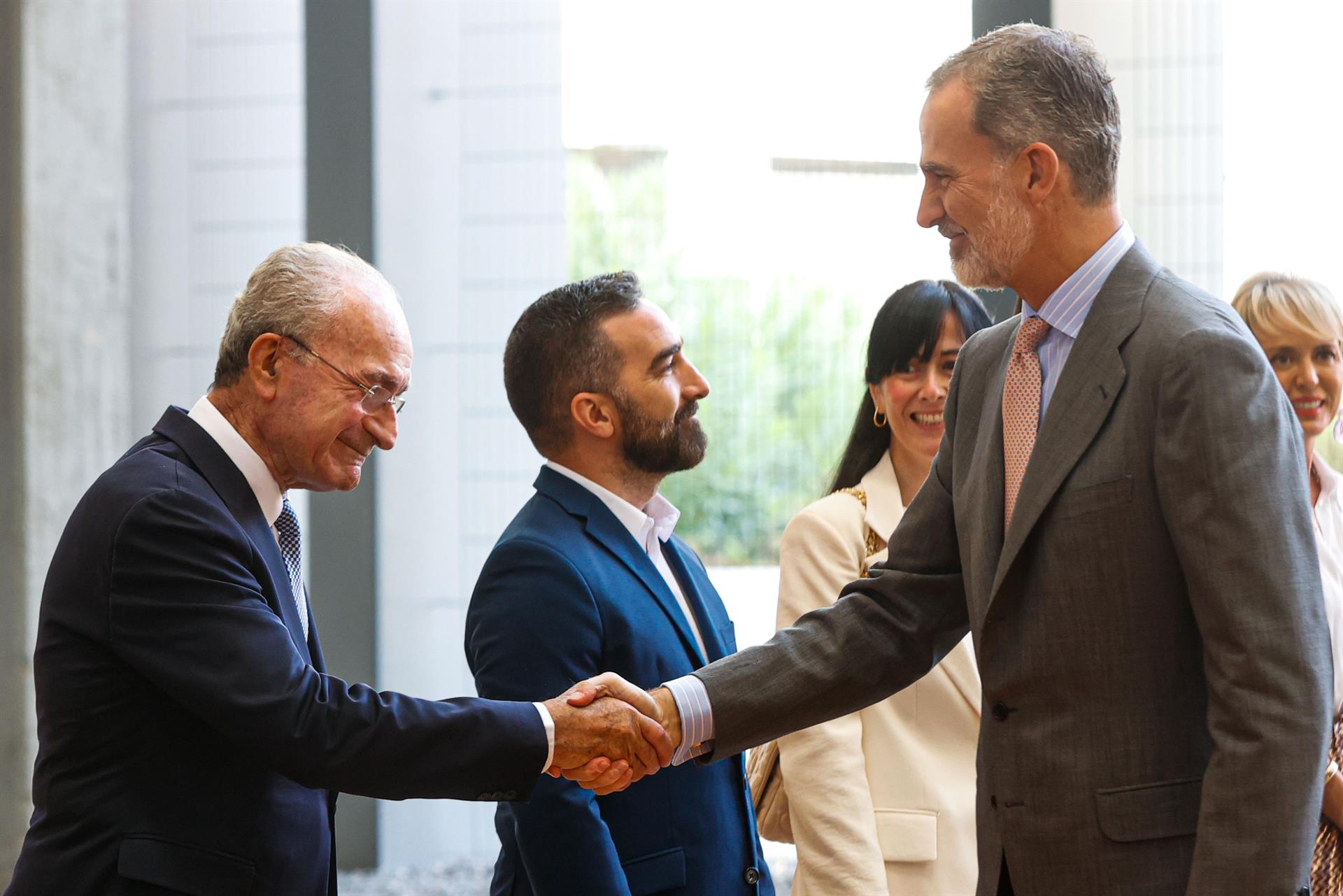 El Rey Felipe VI (d) saluda al alcalde de Málaga, Francisco de La Torre (i) a su llegada al centro de convenciones La Nave en Madrid este viernes donde se presenta el Anuario 2022 del Informe Cotec. EFE/ Javier Lizón
