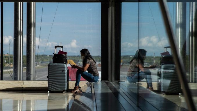 Imagen de archivo de una pasajera en la Terminal 4 del aeropuerto Adolfo Suárez Madrid Barajas. EFE/Rodrigo Jiménez
