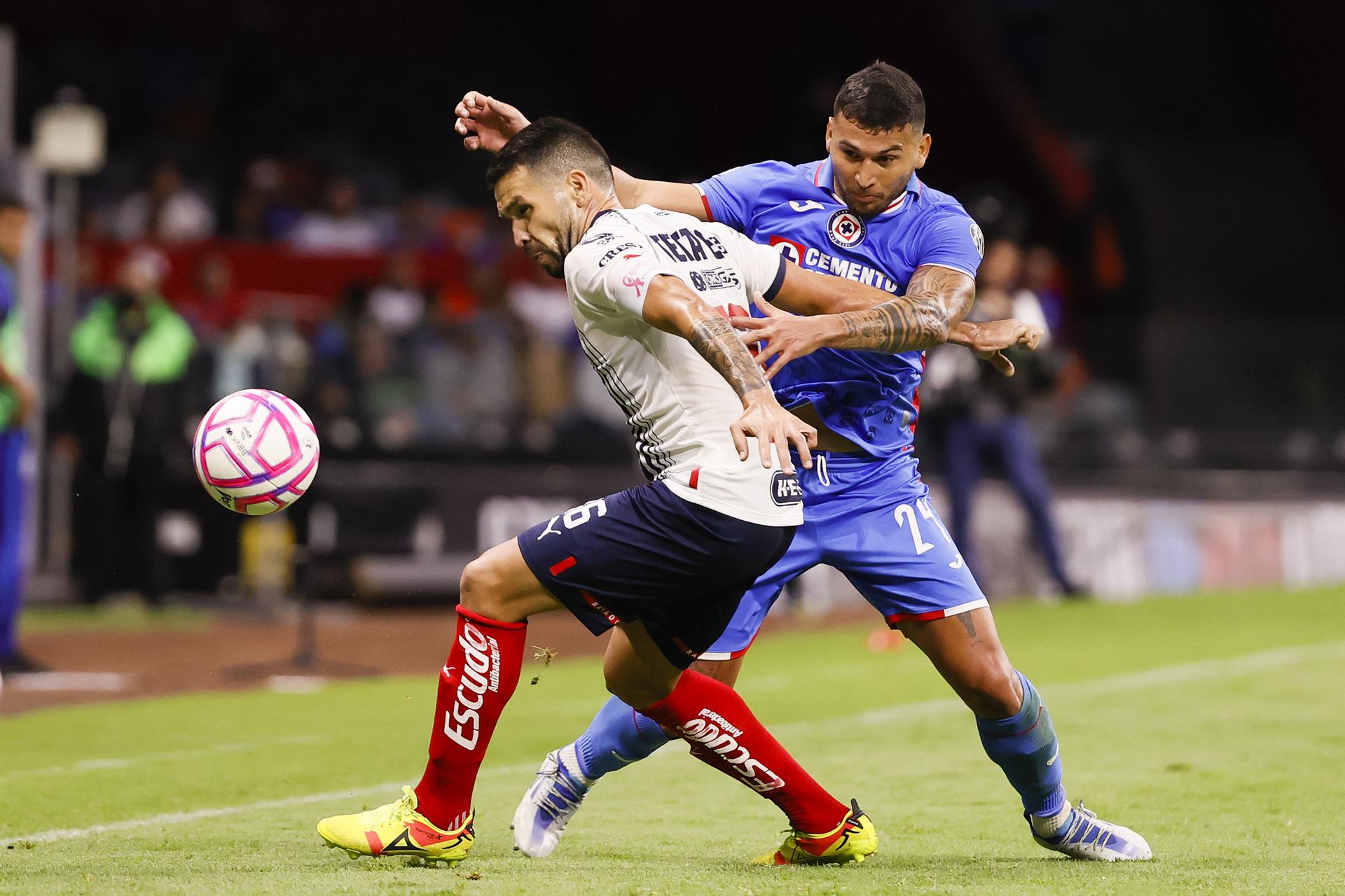 El jugador de Cruz Azul Juan Escobar (d) disputa el balón con Celso Ortíz de Monterrey hoy, durante el partido de ida de cuartos de final del Torneo Apertura del fútbol mexicano realizado en el Estadio Azteca de la Ciudad de México (México). EFE/José Méndez
