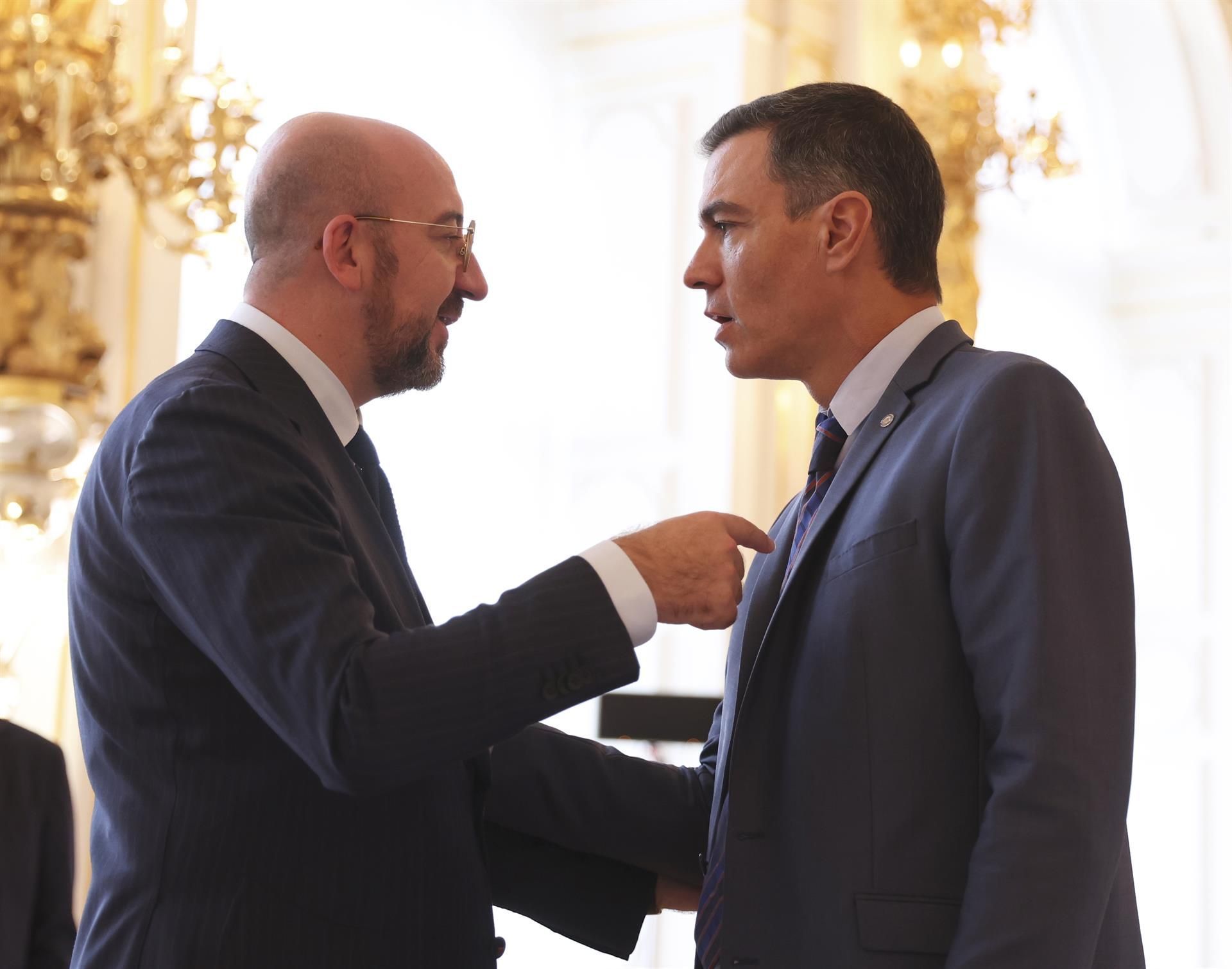 El presidente del Consejo Europeo, Charles Michel (i), y el presidente del Gobierno español, Pedro Sánchez (d), durante la primera reunión de la Comunidad Política Europea, que comenzó este jueves en Praga. EFE/EPA/MARTIN DIVISEK
