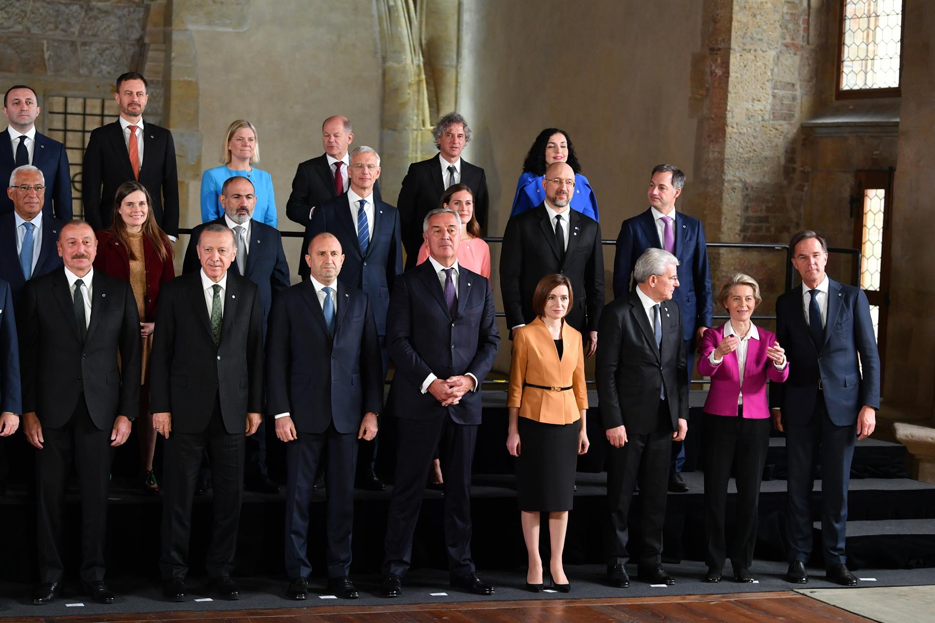 Algunos participantes posan para la foto de familia durante el Encuentro de la Comunidad Política Europea en Praga, República Checa, el 6 de octubre de 2022.  EFE/EPA/RADEK PIETRUSZKA
