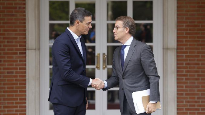 El presidente del Gobierno, Pedro Sánchez (i), y el líder del PP, Alberto Núñez Feijóo (d), antes de su reunión en La Moncloa, el pasado 10 de octubre, para abordar la situación del CGPJ. EFE/ Sergio Pérez
