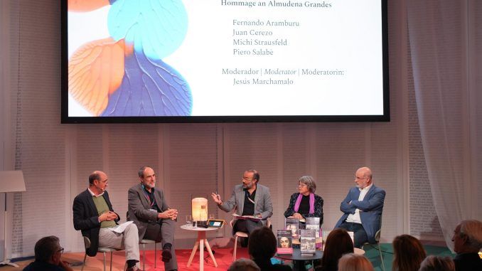 El escritor Fernando Aramburu (d), el editor Juan Cerezo (2i), la filóloga y editora alemana Michi Strausfeld (d), el editor Piero Salabe (i) y el moderador Jesús Marchamalo (3d), participan en un tributo a Almudena Grandes celebrado este jueves en el pabellón español dentro de la Feria del libro de Fráncfort. EFE/ Borja Sanchez-trillo
