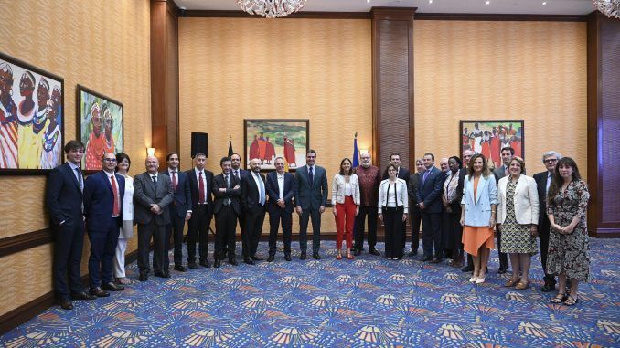 El presidente del Gobierno, Pedro Sánchez (c-i), acompañado por la ministra de Industria, Comercio y Turismo, Reyes Maroto (c-d), con representantes de empresas españolas con sede en Kenia, este miércoles en Nairobi. EFE/ Pool Moncloa/Borja Puig de la Bellacasa SOLO USO EDITORIAL/SOLO DISPONIBLE PARA ILUSTRAR LA NOTICIA QUE ACOMPAÑA (CRÉDITO OBLIGATORIO)
