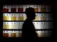 Imagen de archivo de un hombre frente a una exhibición del proceso de maduración del whisky. EFE/Ritchie B. Tongo