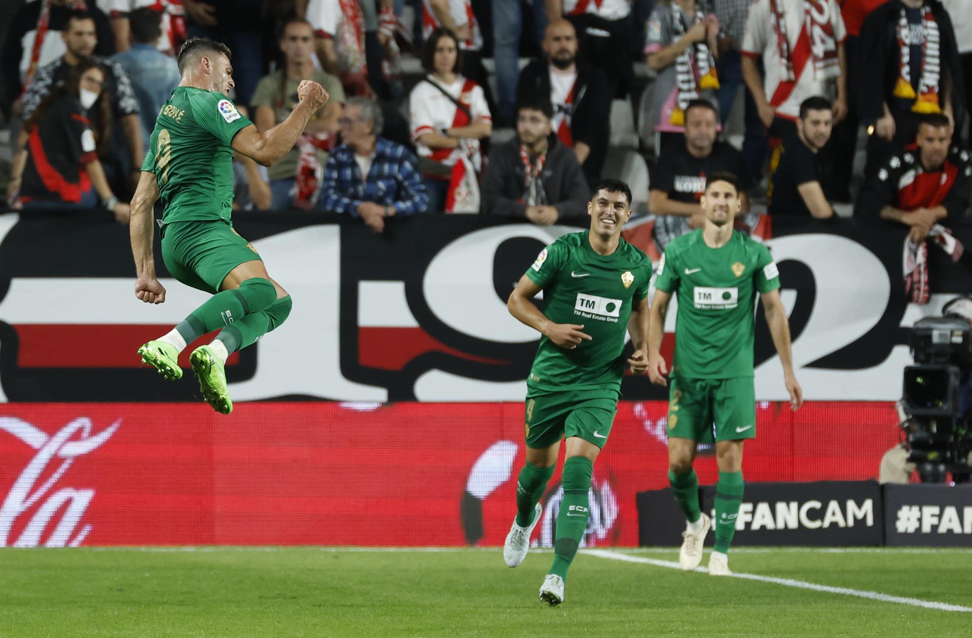 El delantero argentino del Elche, Lucas Boyé (i), celebra el primer gol del equipo ilicitano durante el encuentro correspondiente a la séptima jornada de primera divisió frente al Rayo Vallecano en el estadio de Vallecas, en Madrid. EFE / Juanjo Martín.
