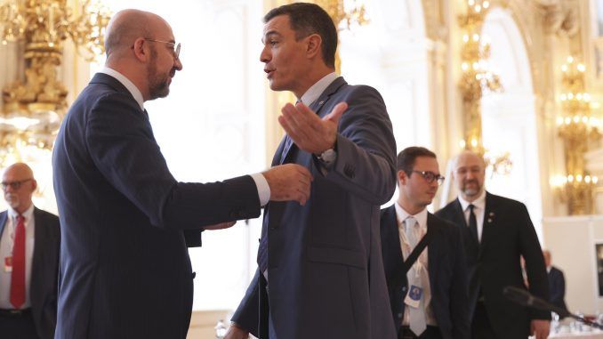 El presidente del Consejo Europeo, Charles Michel (i), y el presidente del Gobierno español, Pedro Sánchez (d), durante la primera reunión de la Comunidad Política Europea, este jueves en Praga. EFE/EPA/MARTIN DIVISEK
