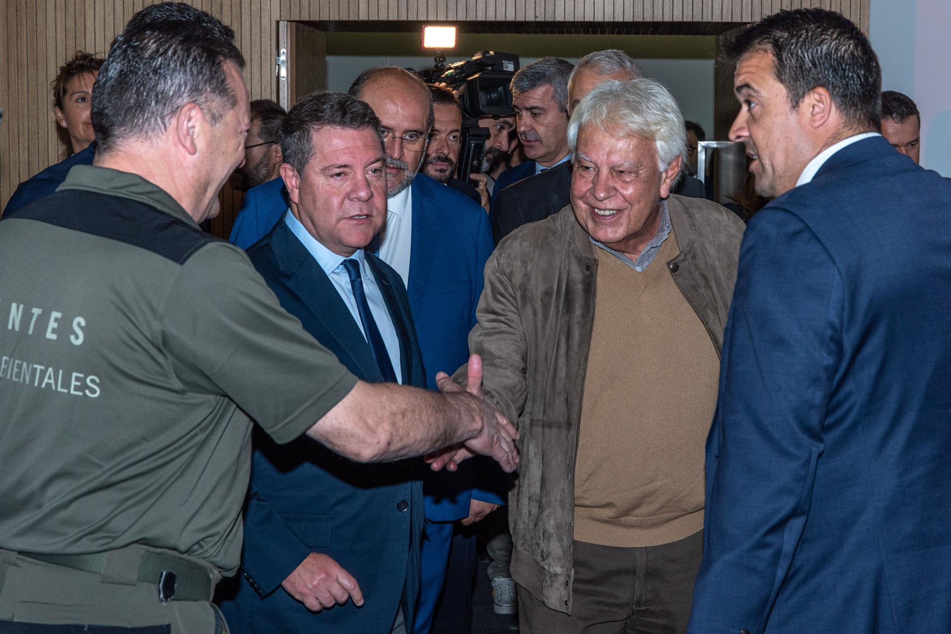 El expresidente del Gobierno Felipe González (2d) y el presidente de la Junta de Comunidades de Castilla-La Mancha, Emiliano García-Page (2i), inauguran el encuentro "Megaincendios. Entre el caos y la oportunidad", que organiza la Fundación Felipe González, este jueves en Toledo. EFE/Ismael Herrero
