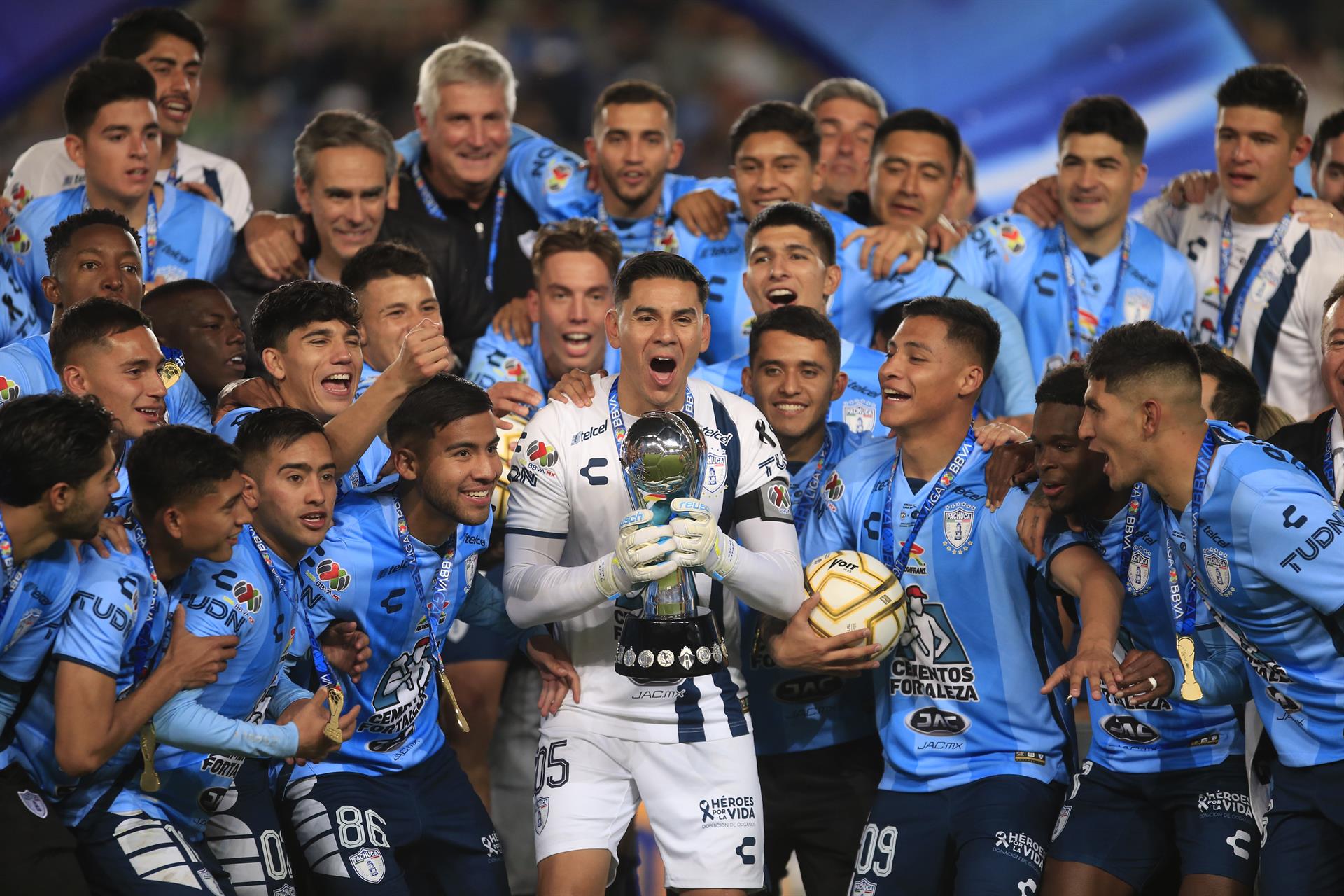 Jugadores del Pachuca celebran hoy con el trofeo de campeones del torneo Apertura 2022 de la Liga MX, en el estadio Hidalgo en Pachuca (México). EFE/David Martínez Pelcastre
