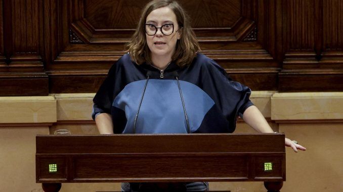 La diputada de la CUP, Eulalia Reguant, interviene esta semana durante el debate de política general en el Parlament. EFE/Quique García
