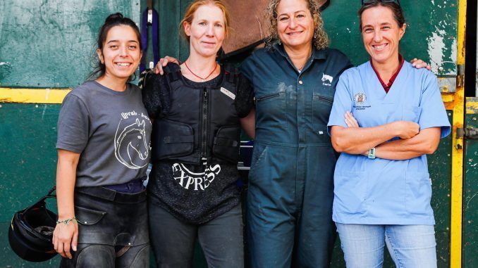 De izquierda a derecha: Nuria Vidal-Salmerón López, aprendiz de herradora; Laura Sobrino Martínez,  auxiliar de cajones; Carla Manso, veterinaria especializada en odontología de caballos, y Marta Varela, veterinaria especializada en medicina deportiva equina. EFE/ Luis Millán
