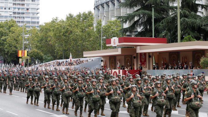 Imagen de archivo de un momento del desfile del 12 de octubre de 2018. EFE/ JuanJo Martín
