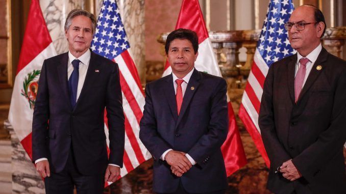 El presidente de Perú, Pedro Castillo (c) junto al ministro de Exteriores César Landa Arroyo (der.) se reúnen hoy con el secretario de Estado de EE.UU, Antony Blinken, en el marco de la 52 Asamblea General de la OEA, en Lima (Perú). EFE/ Aldair Mejía
