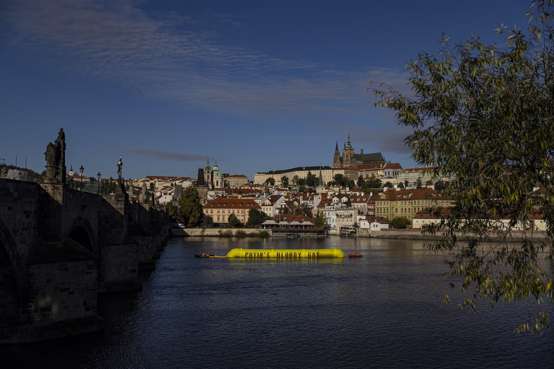 Activistas de Greenpeace colocan un simulacro de gasoducto en el río Vltava con el Castillo de Praga de fondo antes de la reunión de la Comunidad Política Europea. EFE/EPA/MARTIN DIVISEK
