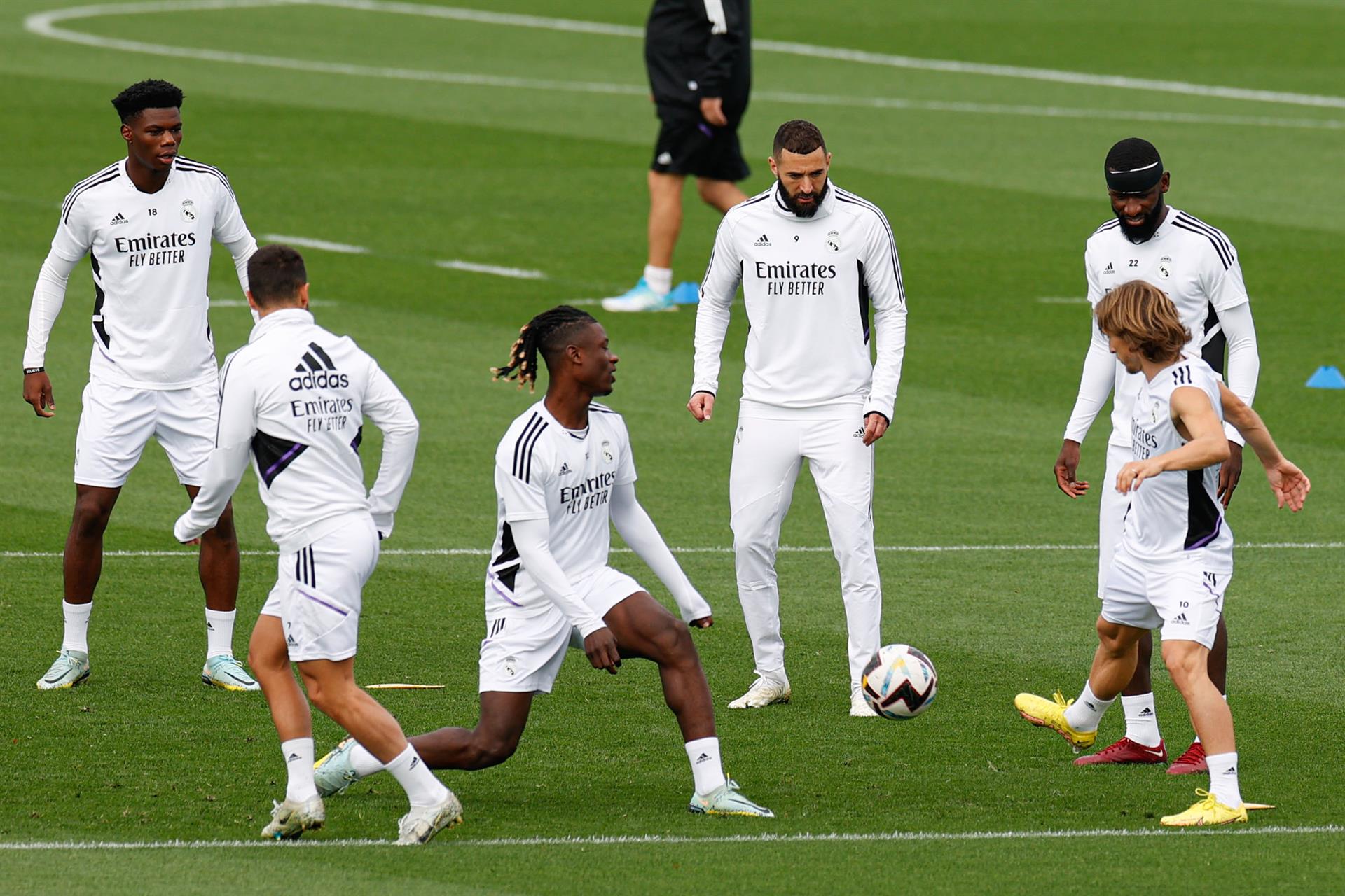 Los jugadores del Real Madrid Aurélien Tchouameni, Eden Hazard, Eduardo Camavinga, Karim Benzema, Antonio Rüdiger y Luka Modric (delante), participan en un entrenamiento del equipo en la ciudad deportiva del club en Valdebebas, Madrid en la víspera de su partido de LaLiga Santander contra el Sevilla. EFE/ Javier Lizón
