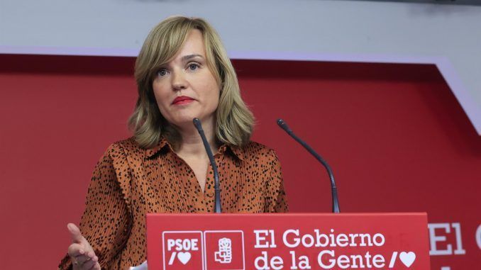 La portavoz de la Comisión Ejecutiva Federal del PSOE y ministra de Educación y Formación Profesional, Pilar Alegría, durante la rueda de prensa ofrecida este lunes en la sede de la formación. EFE/ Zipi
