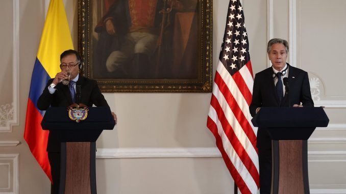 El presidente de Colombia Gustavo Petro (izq.) participa en una rueda de prensa junto al secretario de Estado de Estados Unidos, Antony Blinken (der.), hoy en la Casa de Nariño en Bogotá (Colombia).  EFE/ Mauricio Dueñas Castañeda
